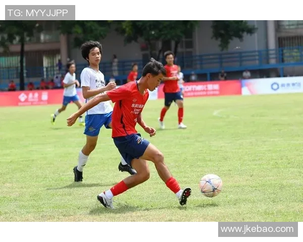 足球小杰的成长之路：从小球员到梦想成真的传奇旅程